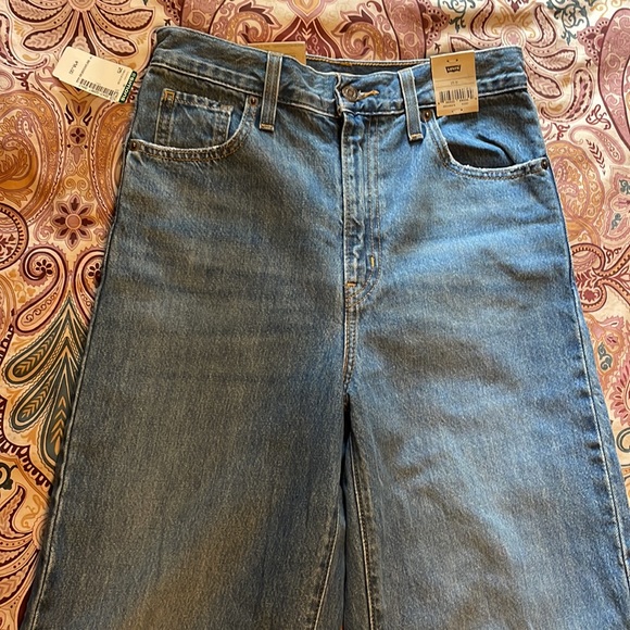 NWT Levi’s high waisted straight jean medium wash with rip at knees - Picture 5 of 11